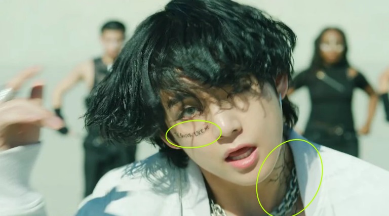 BTS V, Kinetic Manifesto Filmi “ON”da Yüzündeki ve Boynundaki Dövmeleri Açıkladı