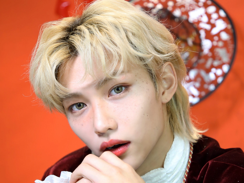 Sensational Poses from STRAY KIDS Felix and Hyunjin: A Fantastic Cosplay!