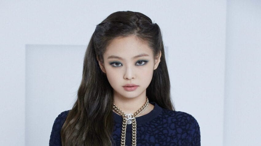 You have to see Eye Makeup of Jennie in her CHANEL video!
