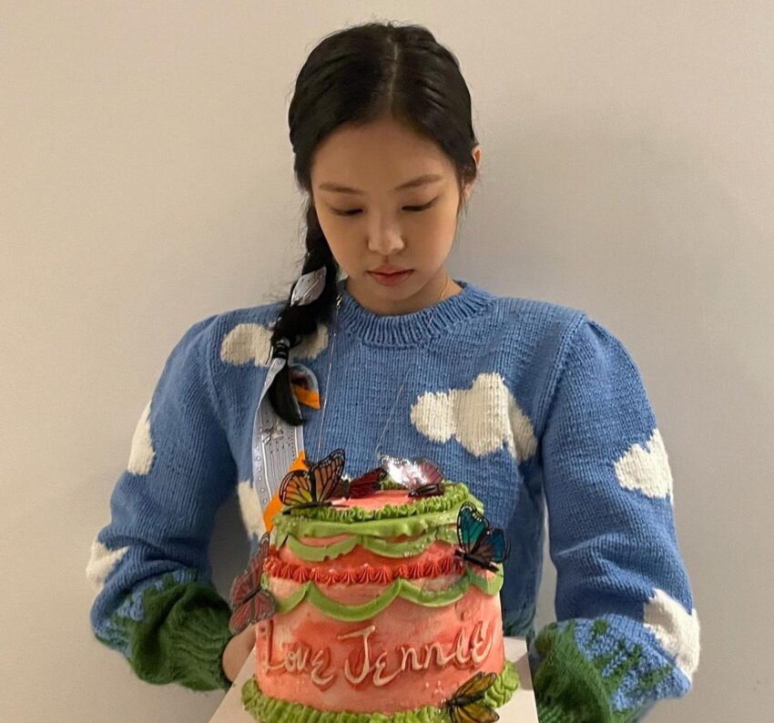 Jennie turns 25 years old and opens her own YouTube Channel!