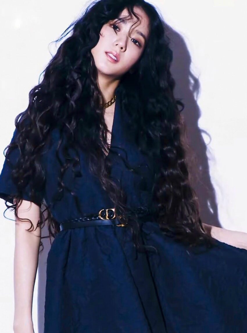 Jisoo’s Wavy Hair and Gorgeous Style