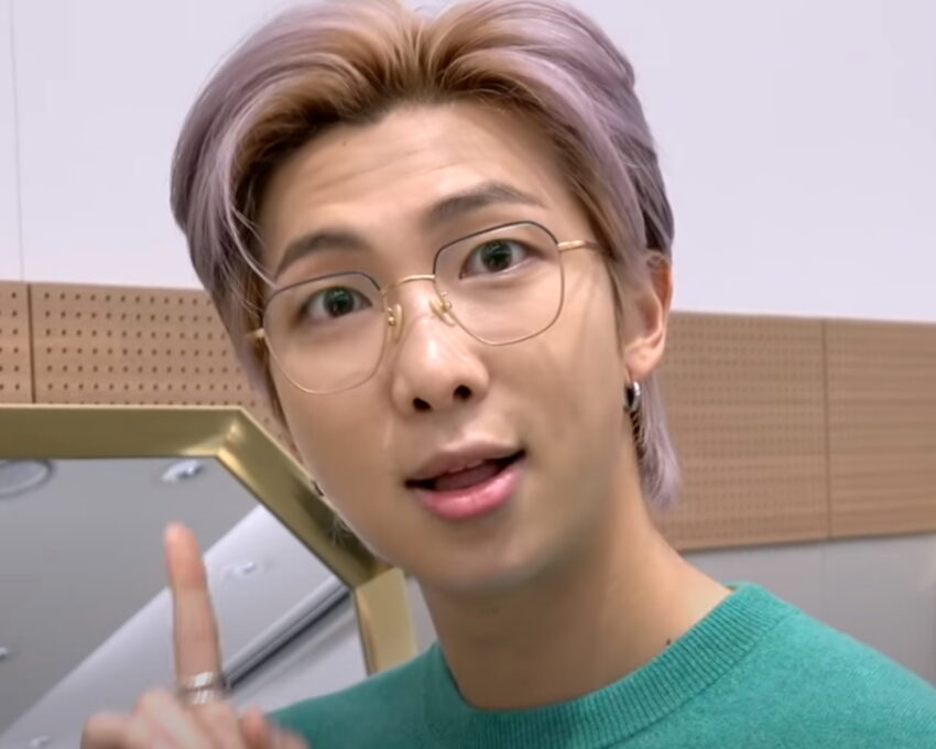 BTS RM est occupé à essayer des lunettes