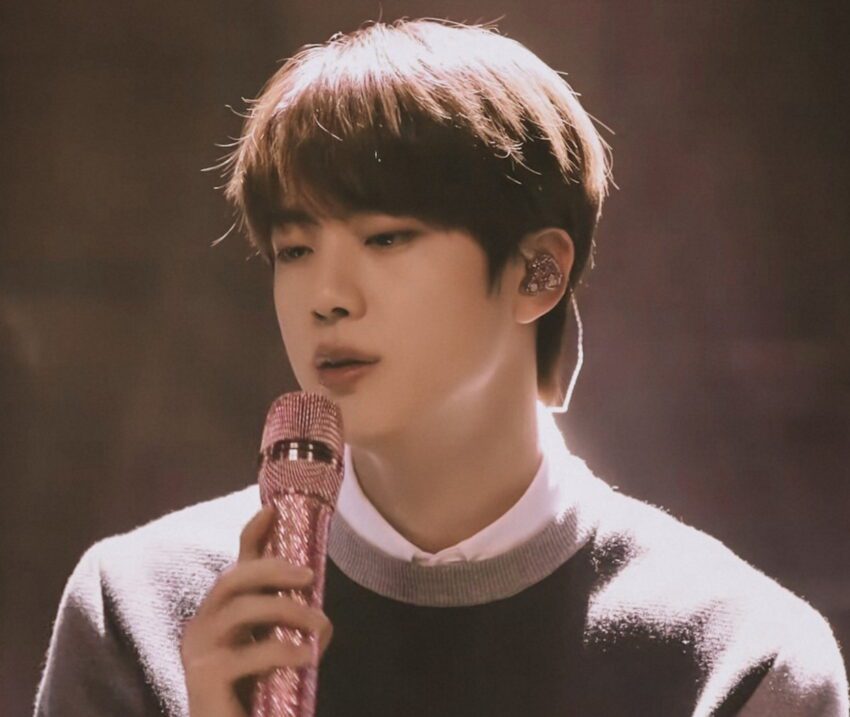 Le microphone rose de Jin a fait sensation!