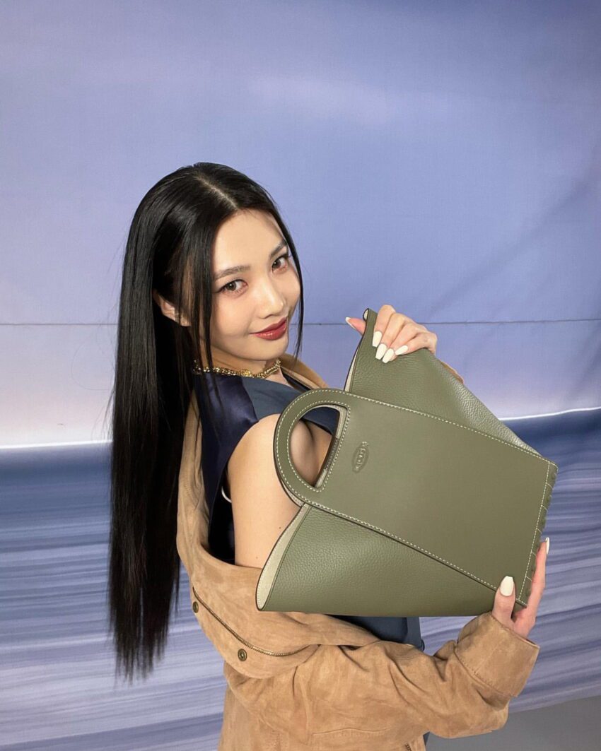 Perfect modeling from Red Velvet Joy … You have to see the styles on it!
