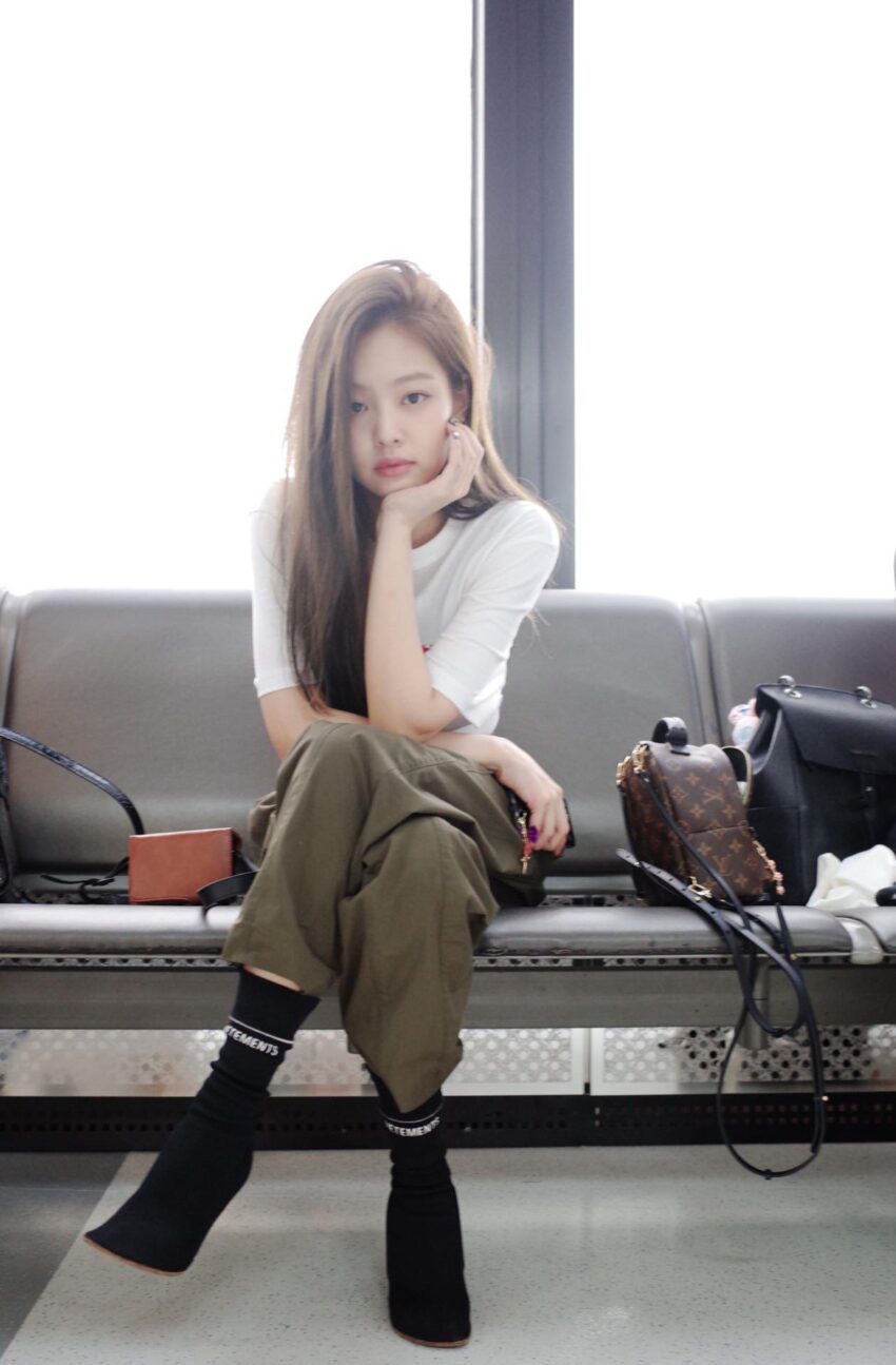 Jennie’s airport fashion is so stunning
