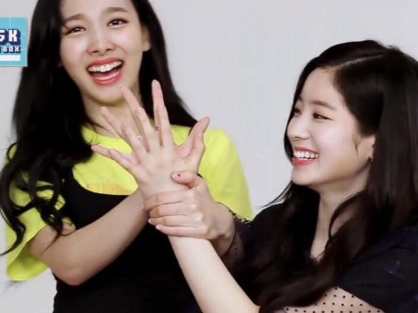 Hand sizes of TWICE members are on the agenda again!