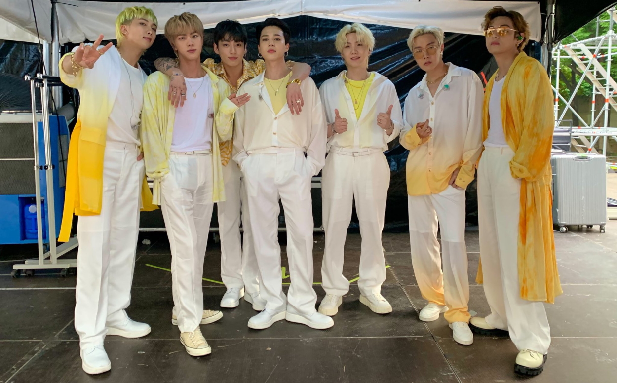 What shoes did BTS choose to wear at the SoWooZoo concert? 