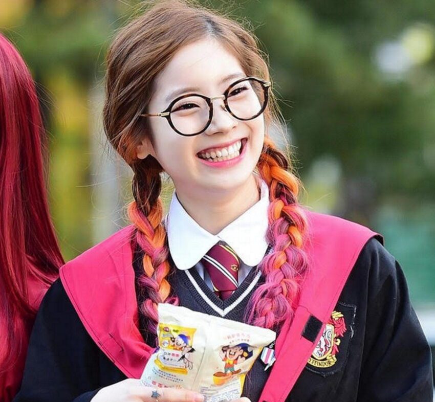 Dahyun becomes a DISPATCH model with her sweet smile