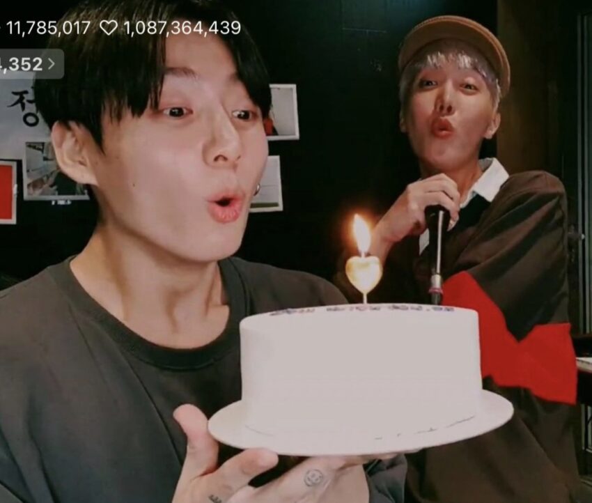 Jungkook celebrated his own birthday on Vlive